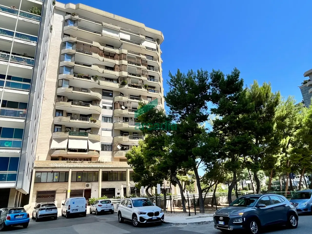 Palazzina commerciale in Via Salvatore Matarrese, Bari, {3} - Foto 1