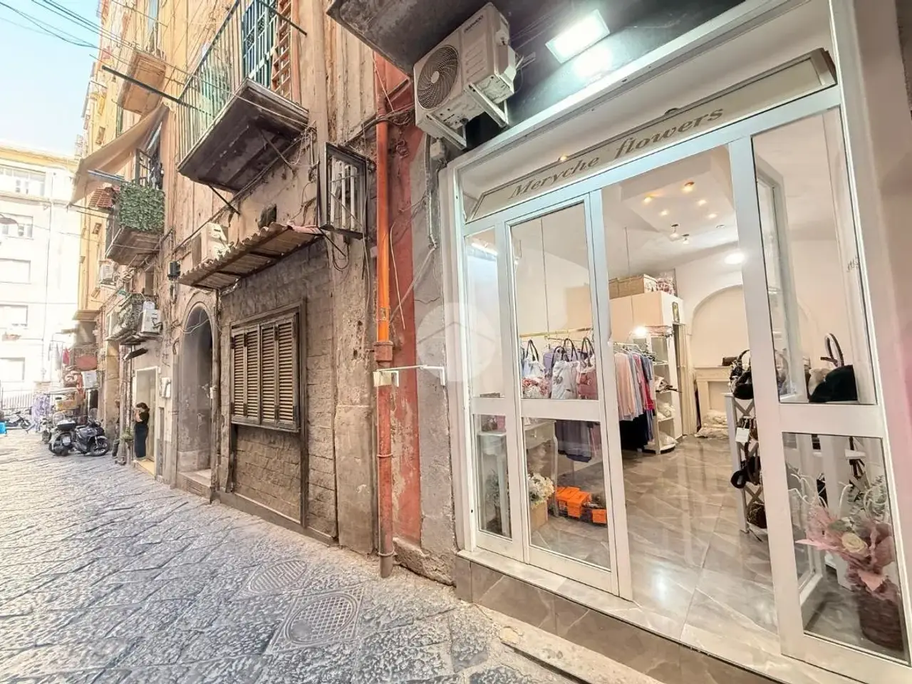 Negozio in Via Rosario a Portamedina 44, Napoli, {3} - Foto 2