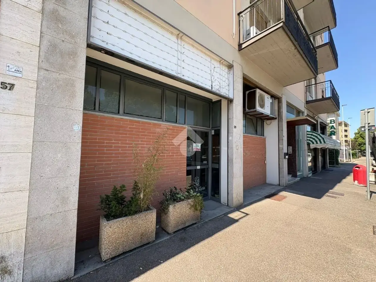 Negozio in Via Alcide dei Gasperi 59, Arezzo, {3} - Foto 2