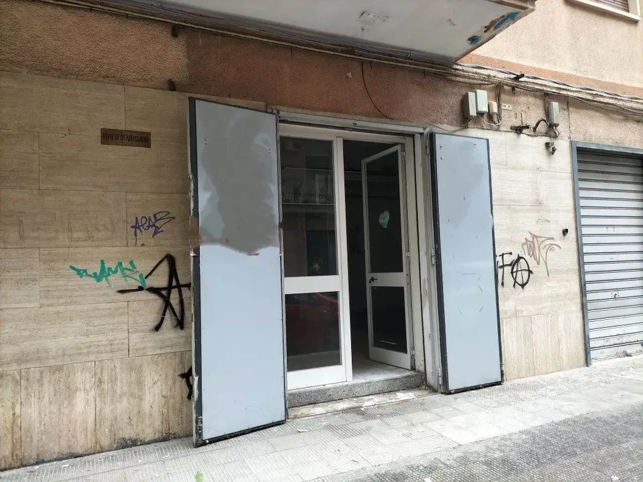 Negozio in Via Laterza, Bari, {3} - Foto 2
