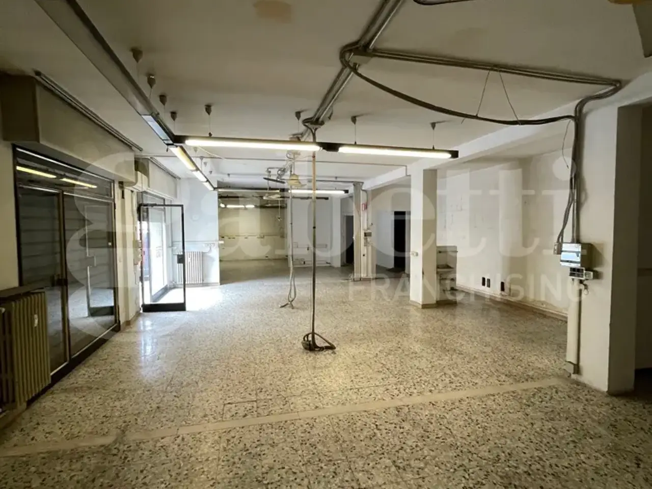 Negozio in , Modena, {3} - Foto 1