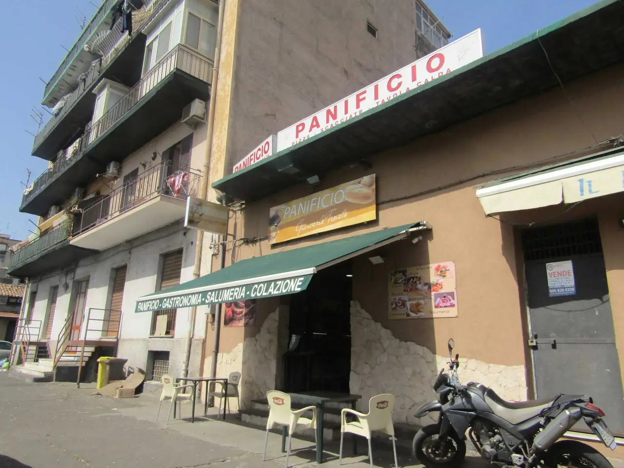Locale commerciale in Viale della Regione, Caltanissetta, {3} - Foto 1