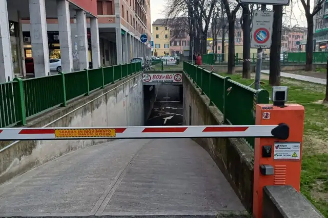 Box in Piazza Manfredi Azzarita 5/2, Bologna - Foto 1