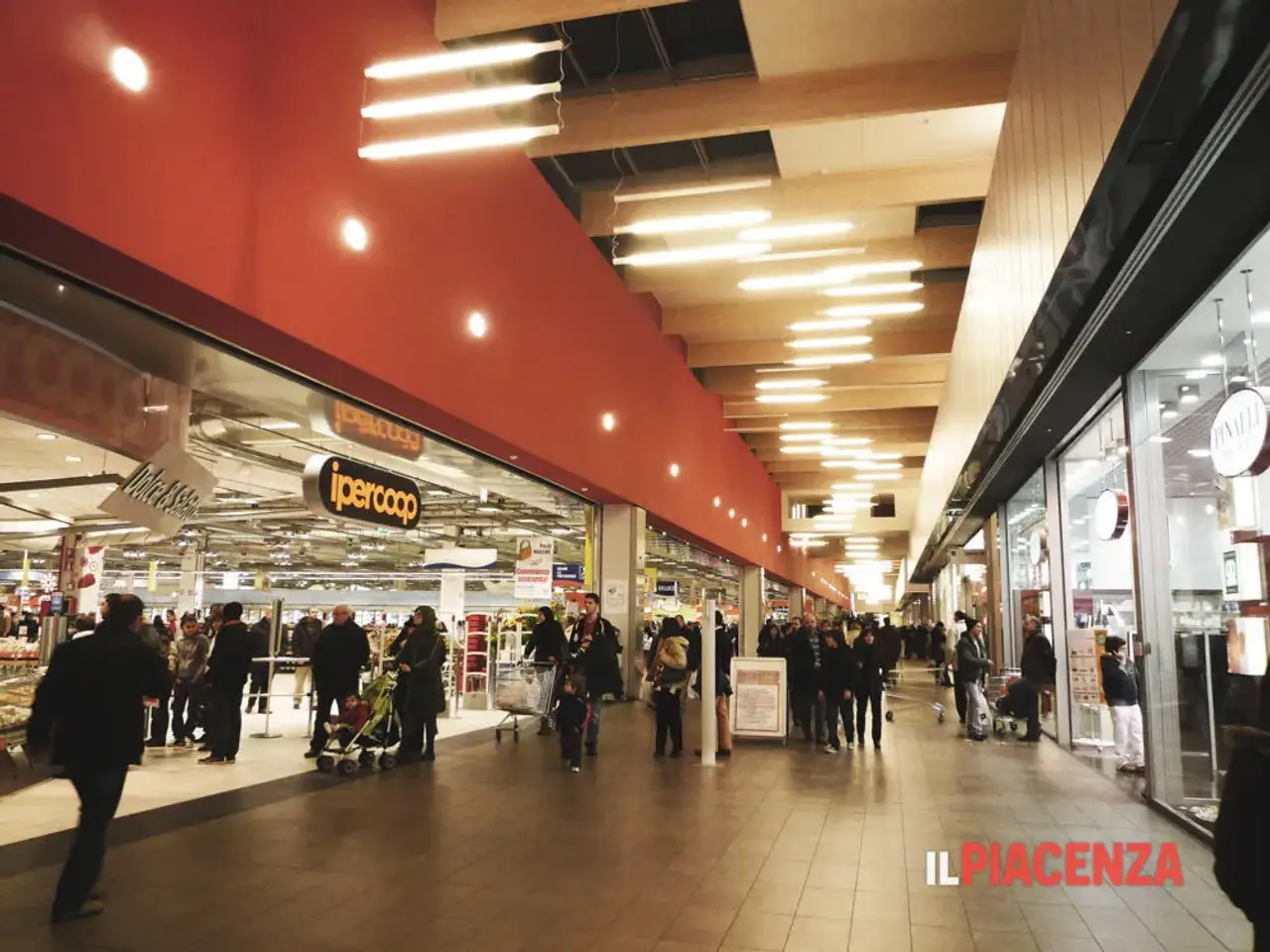 Locale commerciale in Via Emilia Parmense, 29122 Piacenza Pc, Italia, Piacenza, {3} - Foto 1