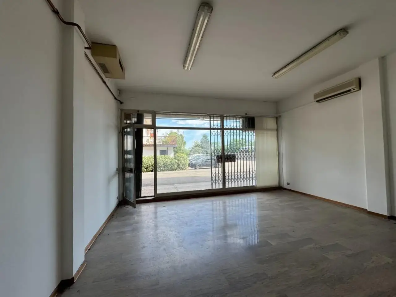 Negozio in Via Feltrina Centro 111, Montebelluna, {3} - Foto 1