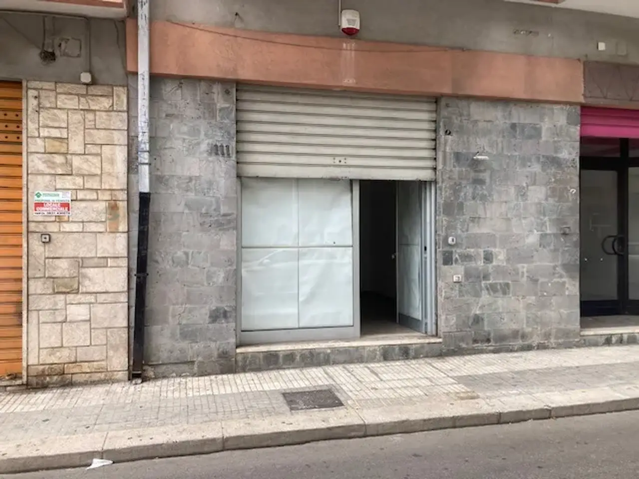 Negozio in Viale S. Giovanni Bosco 111, Brindisi, {3} - Foto 2