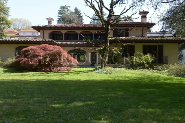 Villa in Viale Padre Gian Battista Aguggiari 14, Varese - Foto 1