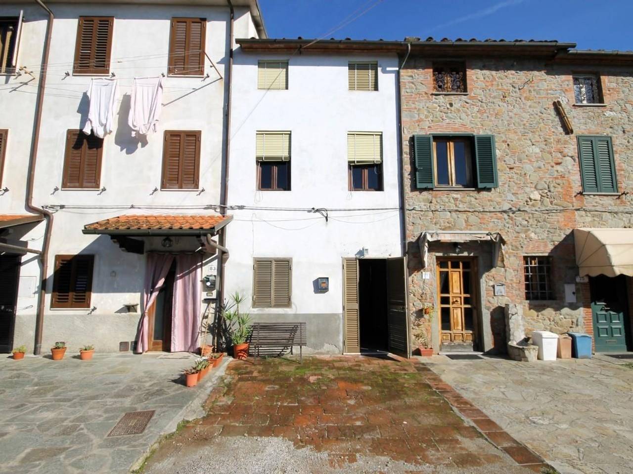 intera palazzina in vendita a Capannori in zona Segromigno in Monte