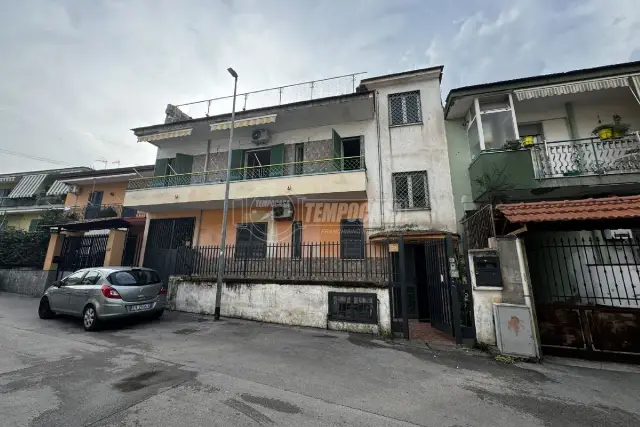 Vierzimmerwohnung in Via Luigi Calvanese 16, Casoria - Foto 1