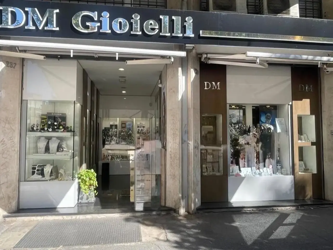Esercizio commerciale in Circonvallazione Ostiense 239, Roma, {3} - Foto 1