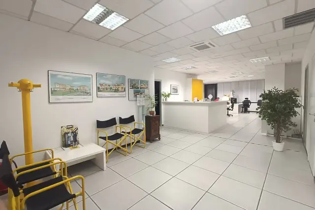 Gemeinschaftsbüro in Piazza Alcide De Gasperi, Saronno - Foto 1