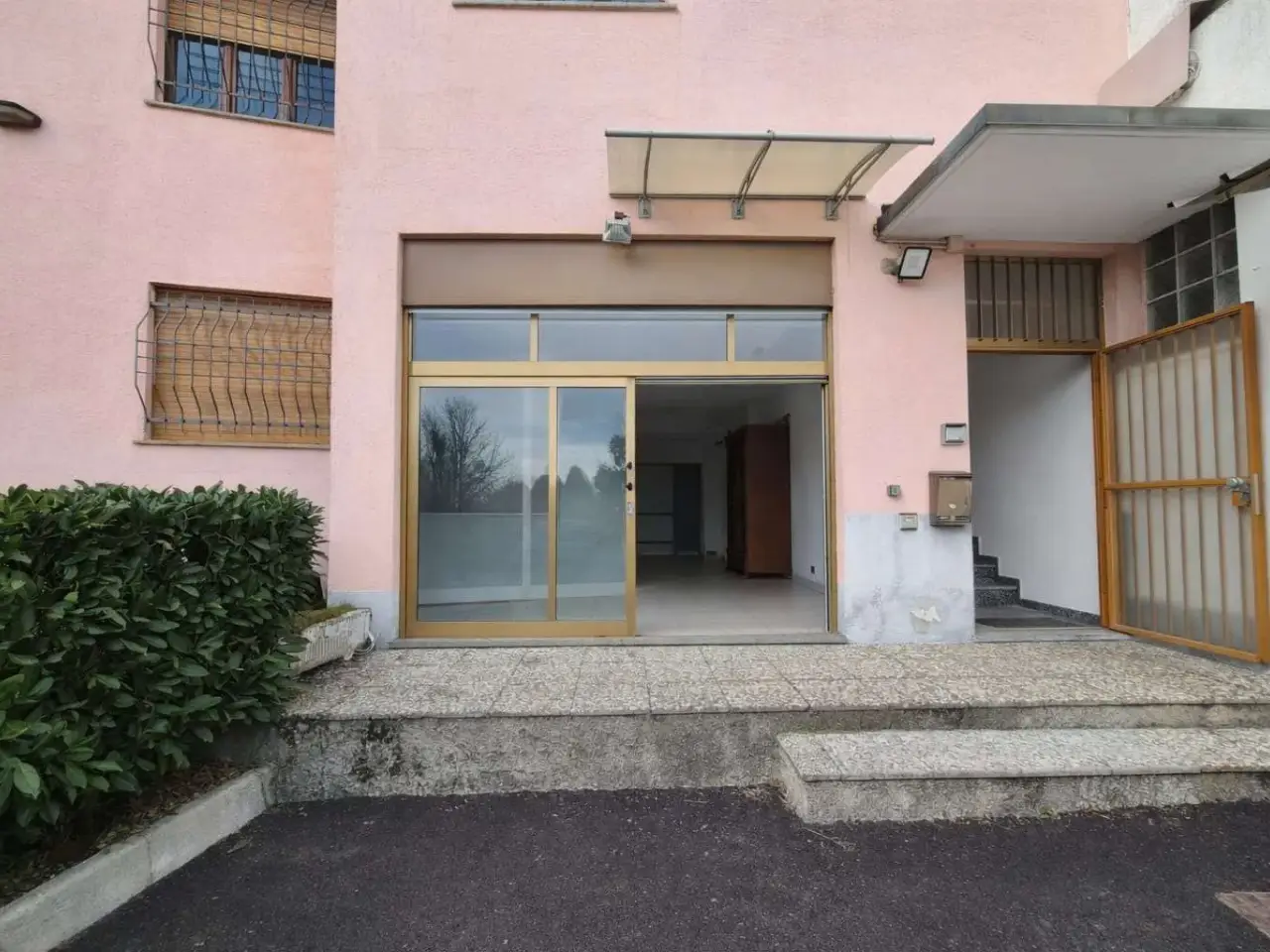 Palazzina commerciale in Via Piave 12, Vertemate Con Minoprio, {3} - Foto 1