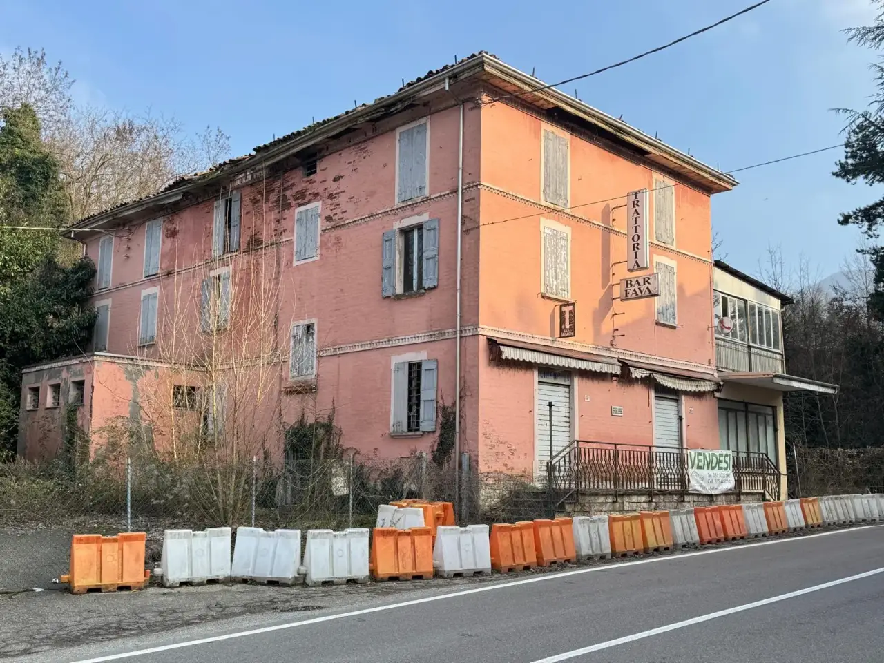 Palazzina commerciale in , Monte San Pietro, {3} - Foto 2