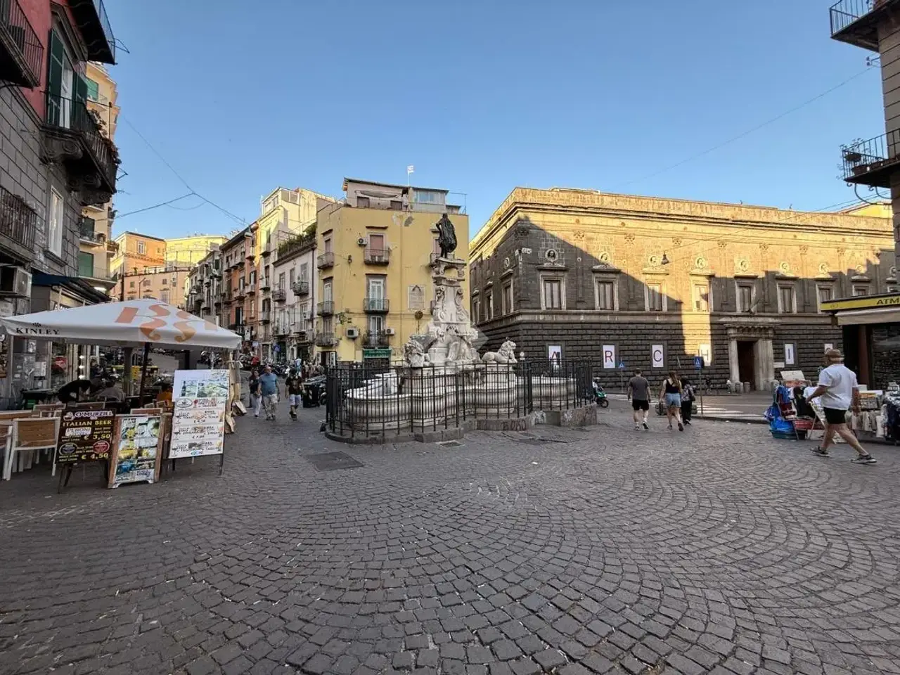 Negozio in Piazza Monteoliveto 8, Napoli, {3} - Foto 1