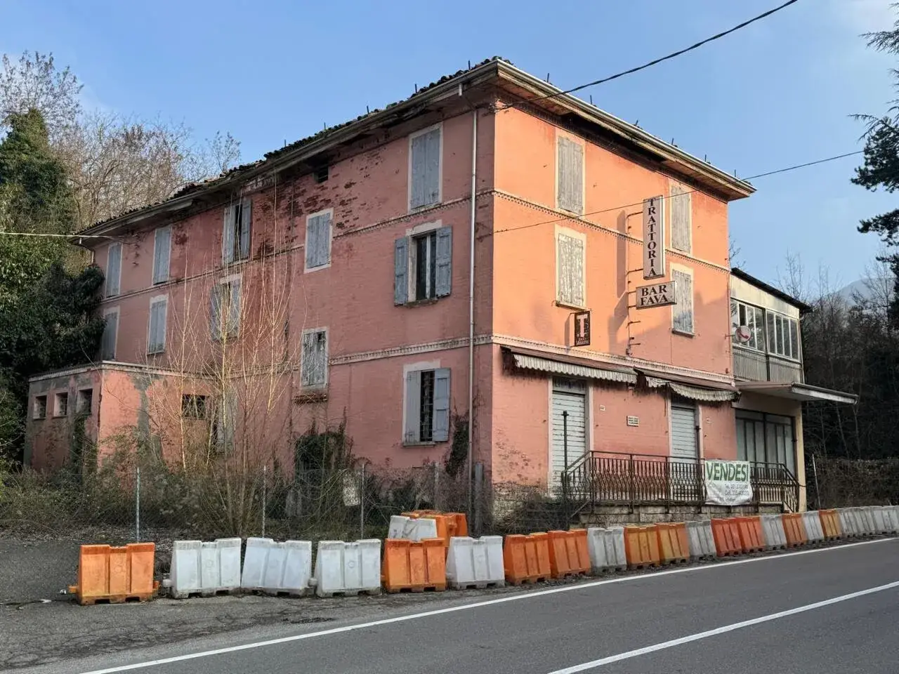 Palazzina commerciale in , Monte San Pietro, {3} - Foto 2