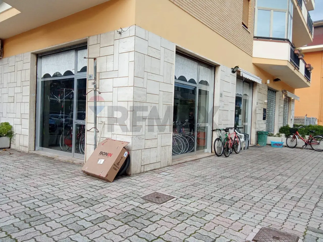 Negozio in Via Ugo Foscolo 52, Martinsicuro, {3} - Foto 1