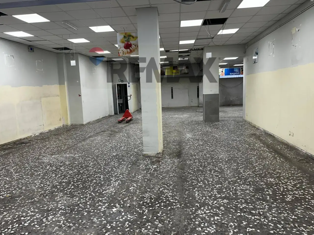 Negozio in Via Cagnazzi 17/19, Bari, {3} - Foto 2