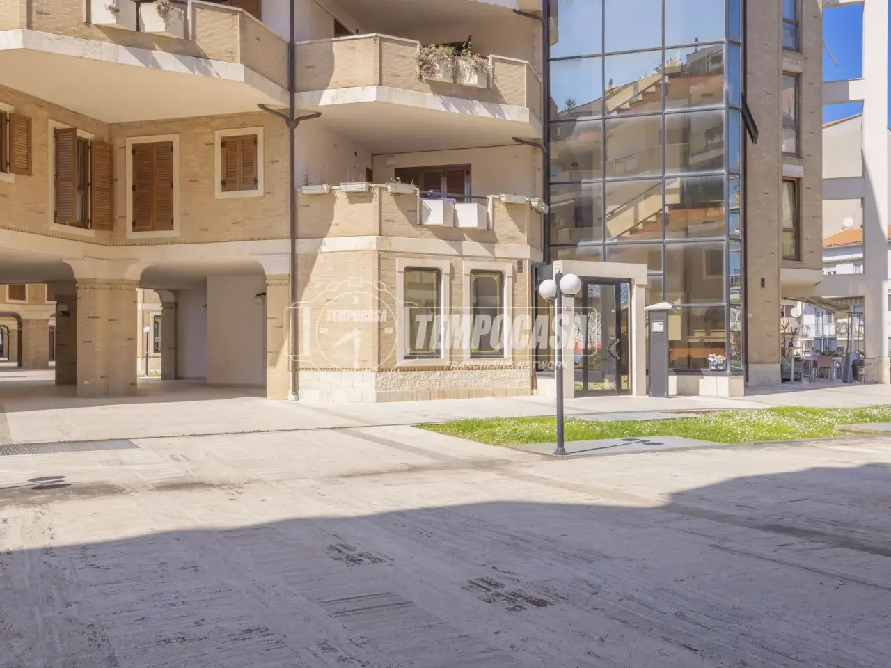 Negozio in Via Martiri delle Foibe, Civitanova Marche, {3} - Foto 2