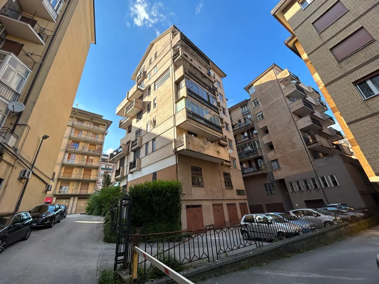 Parcheggio chiuso in Via Annarumma, Avellino, {3} - Foto 1