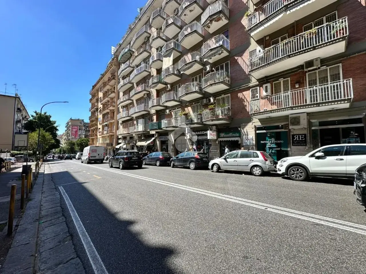 Negozio in Via Pietro Castellino 95, Napoli, {3} - Foto 1