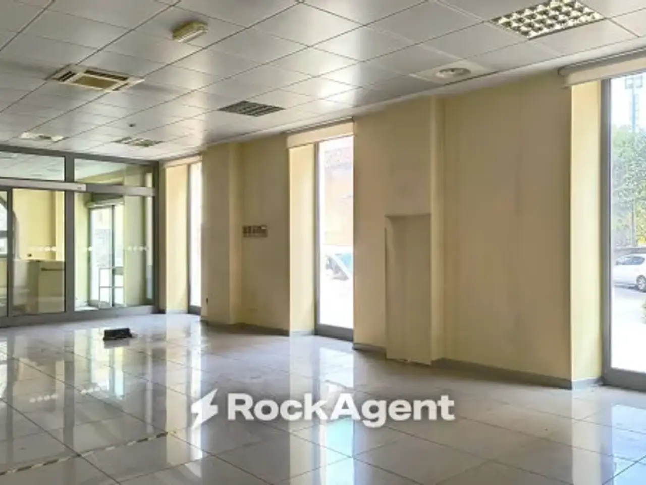 Filiale bancaria in Via Roma 4, Chieri, {3} - Foto 1