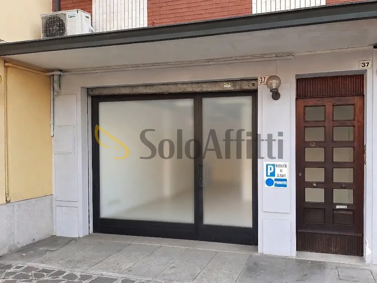 Negozio in Viale Nicolò Biondo 37, Carpi, {3} - Foto 1