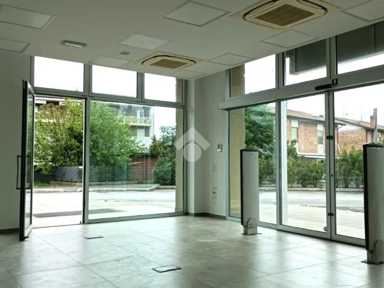 Negozio in Via Elio Ventrucci 10, Savignano Sul Rubicone, {3} - Foto 1