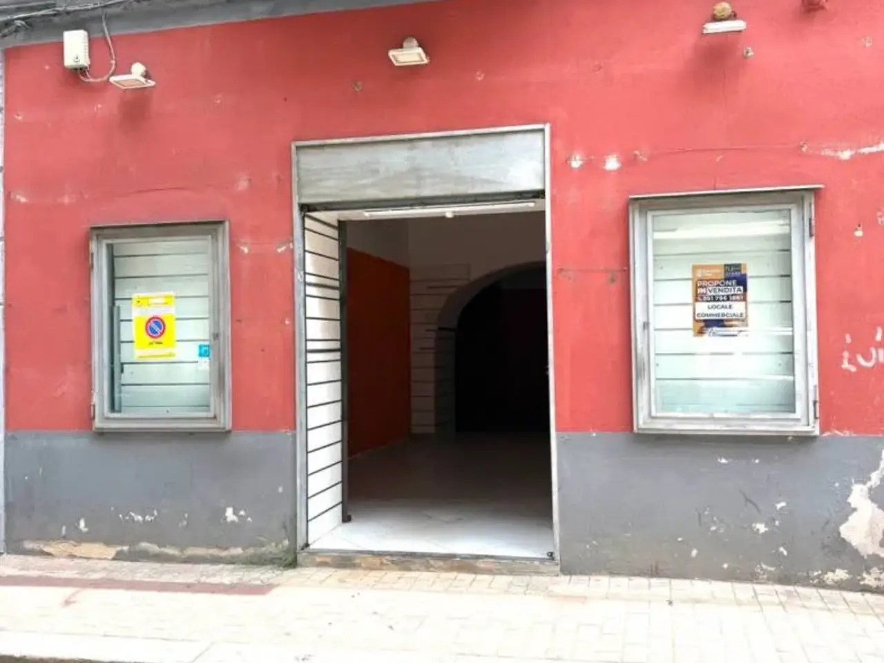 Locale commerciale in Via Vittorio Emanuele III a Secondigl. 26, Napoli, {3} - Foto 1
