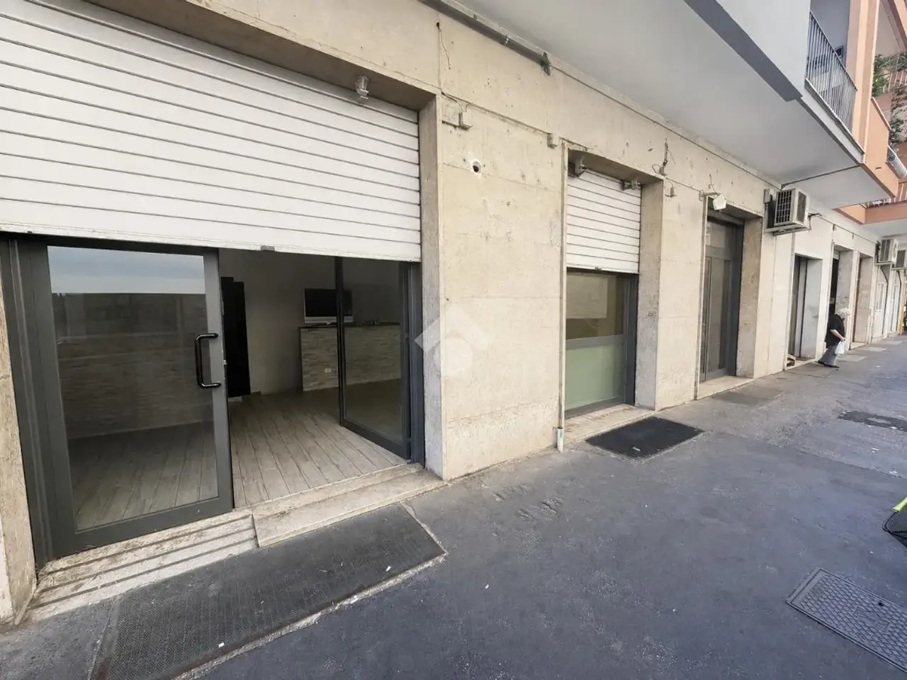 Negozio in Via Valle Borbera 50, Roma, {3} - Foto 1