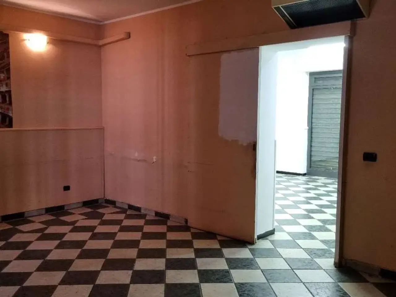 Negozio in Via Cesare Battisti 77, Carugate, {3} - Foto 1