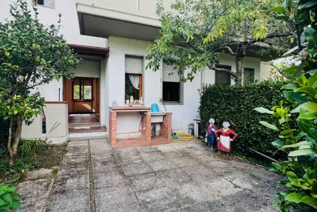 Terraced house in Viale Roma, Massa - Photo 1