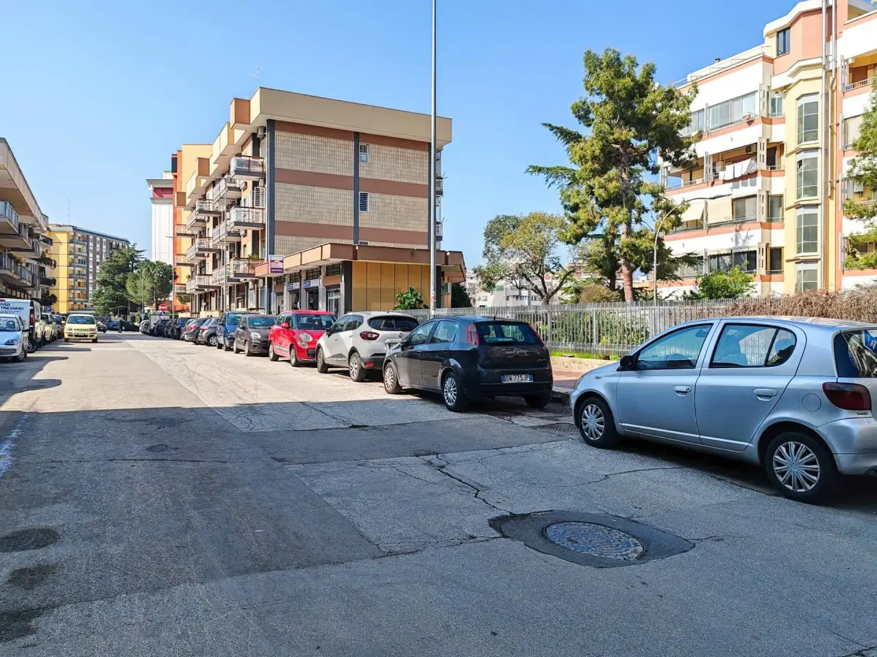 Negozio in Via Orazio Comes 16, Bari, {3} - Foto 2