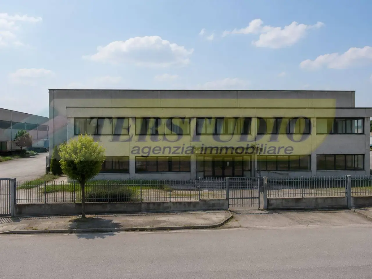 Capannone in Viale dell'Industria Snc, Osnago, {3} - Foto 1