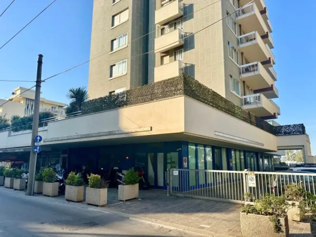 Negozio in Viale Regina Elena 38, Rimini, {3} - Foto 1