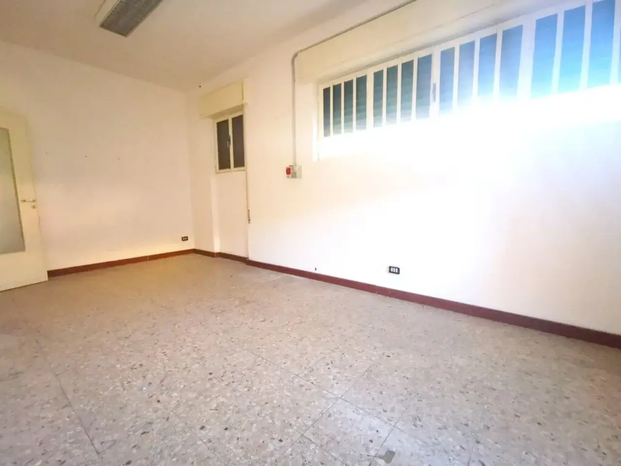 Palazzina commerciale in Via Argine Sinistro, Imperia, {3} - Foto 2