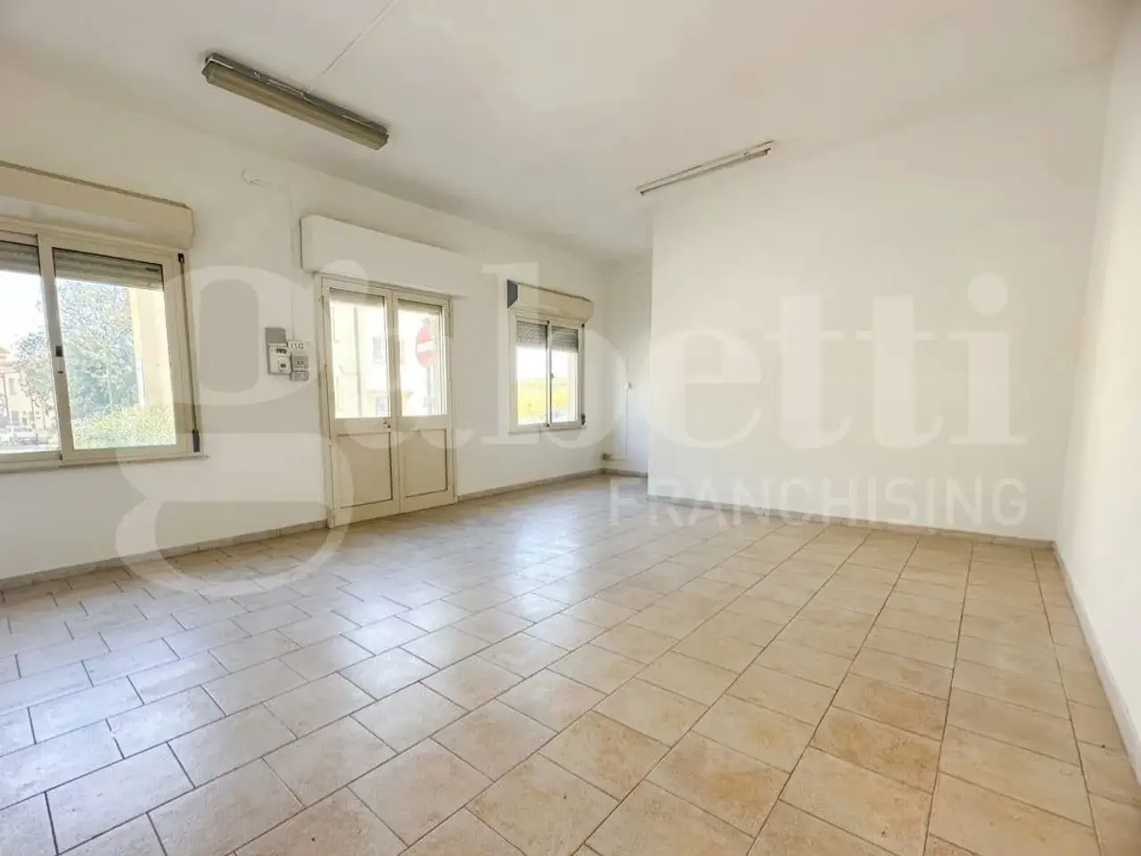 Negozio in Via Cagliari 89, Capoterra, {3} - Foto 1