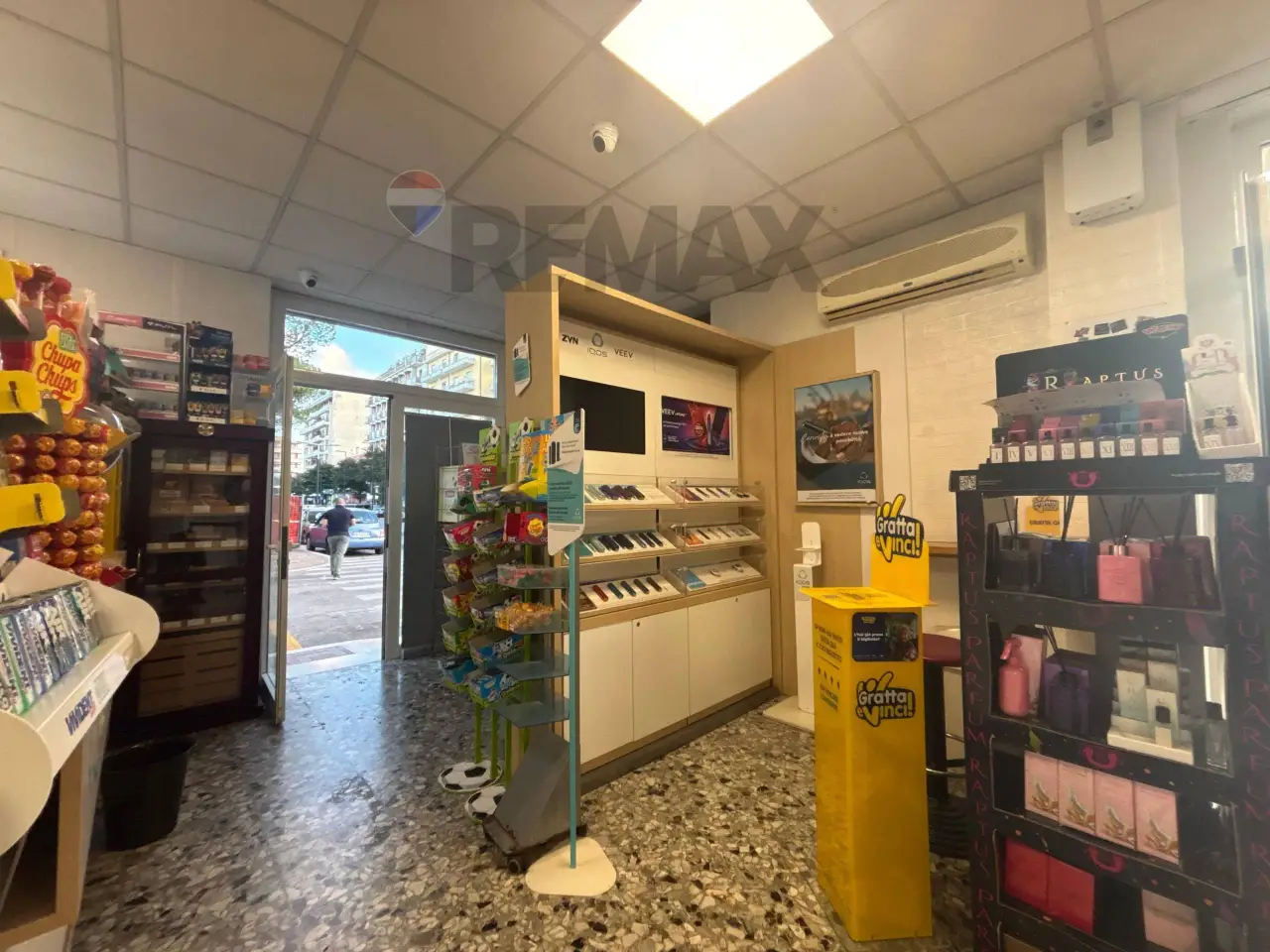 Esercizio commerciale in Piazza Duca degli Abruzzi 38, Pescara, {3} - Foto 2