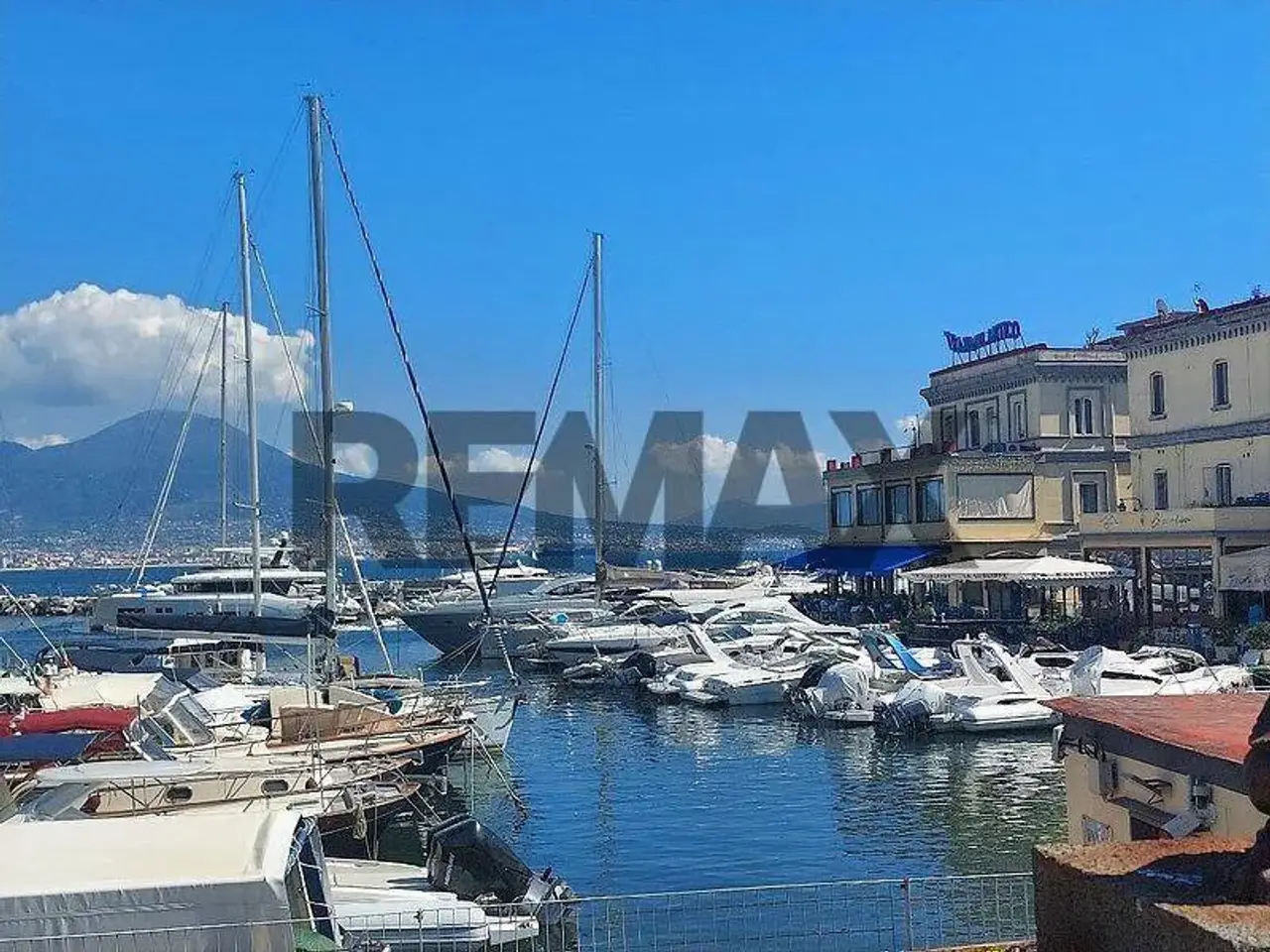 Esercizio commerciale in Via Luculliana 2, Napoli, {3} - Foto 1