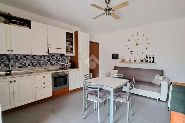 3-room flat in Piazza Grandi 48, Solaro - Photo 1