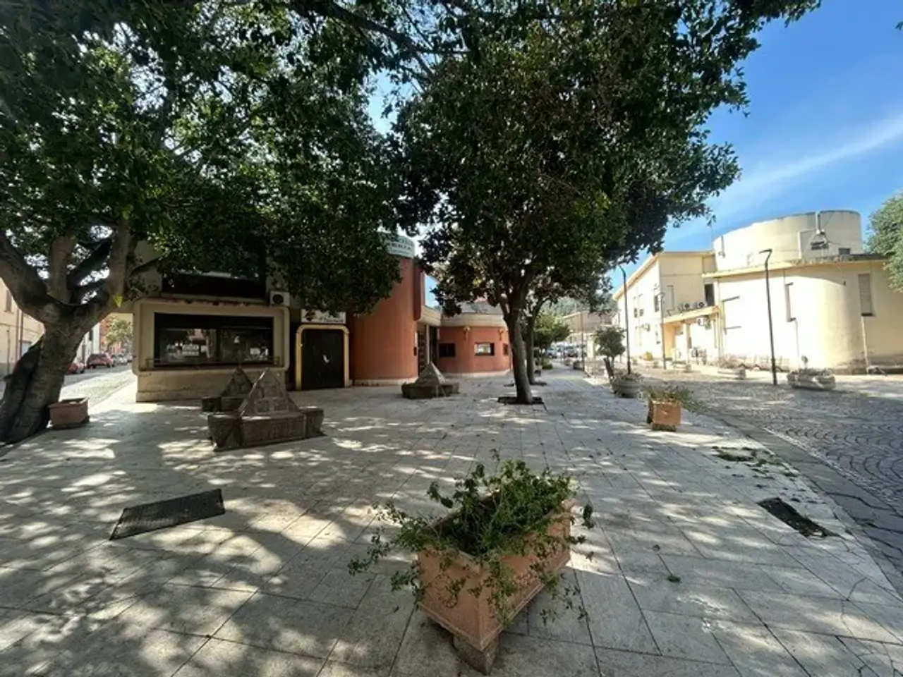 Palazzina commerciale in Via Roma 48, Sarroch, {3} - Foto 1
