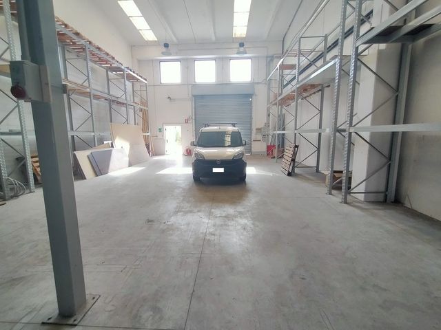 Warehouse in Via Luigi Albertini, Ancona - Photo 1