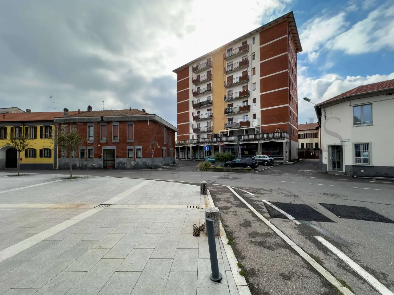 Negozio in Piazza Santissimi Giacomo E Filippo  14, Venegono Inferiore, {3} - Foto 1