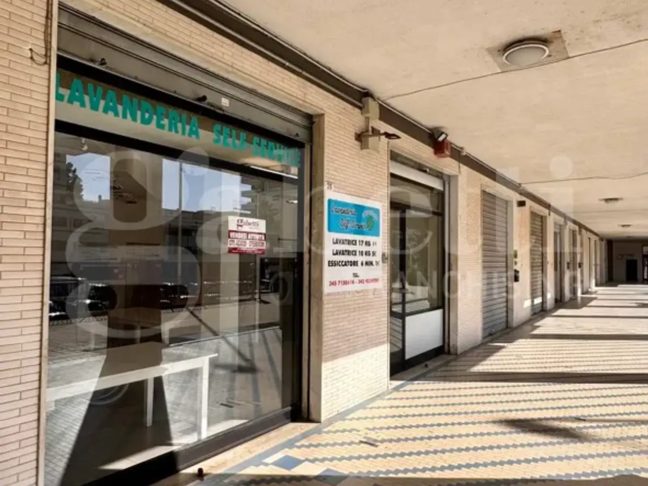 Esercizio commerciale in Via Zagabria , Cagliari, {3} - Foto 1