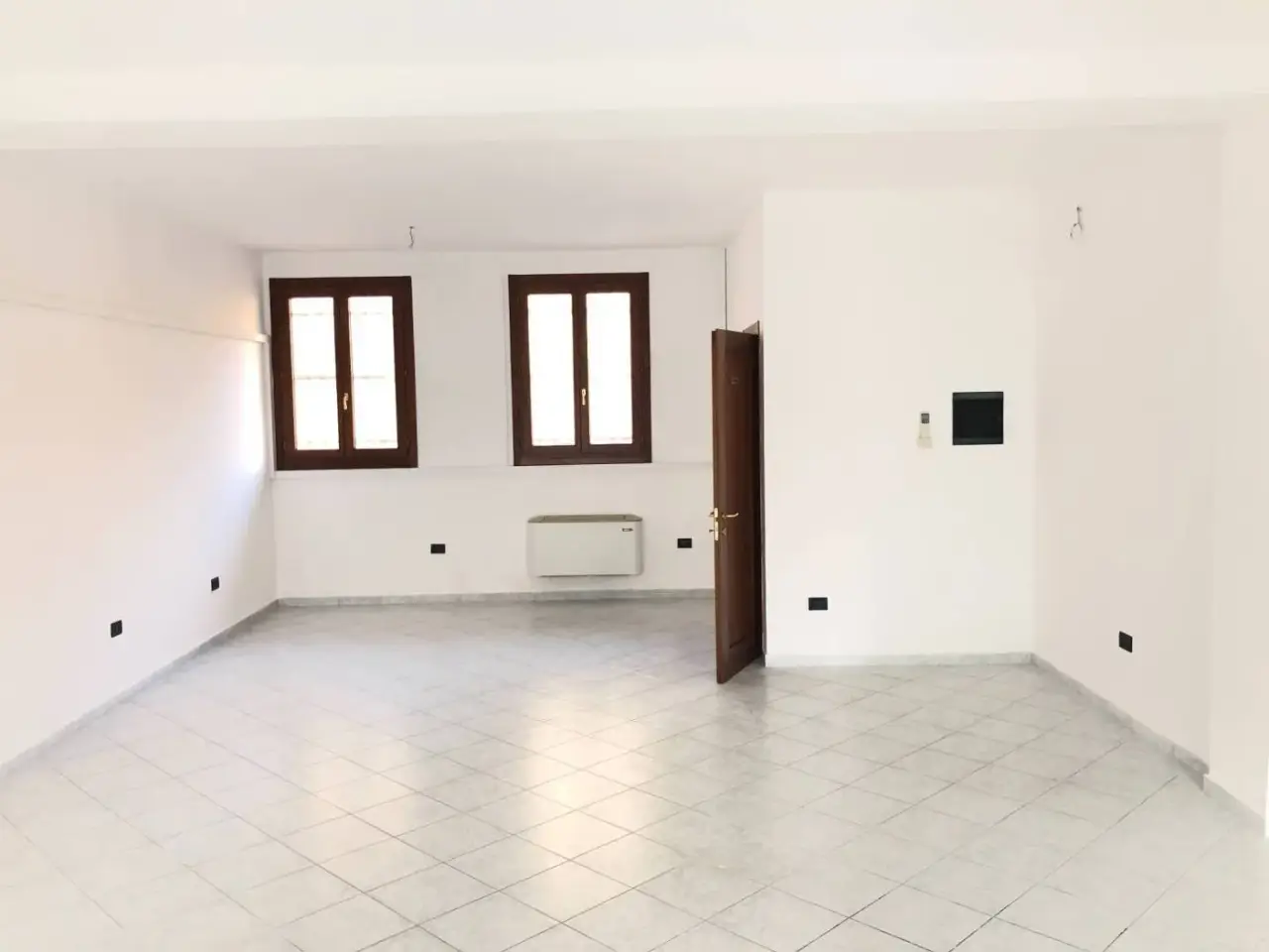 Locale commerciale in Via Pier Domenico Frattini 43, Legnago, {3} - Foto 1