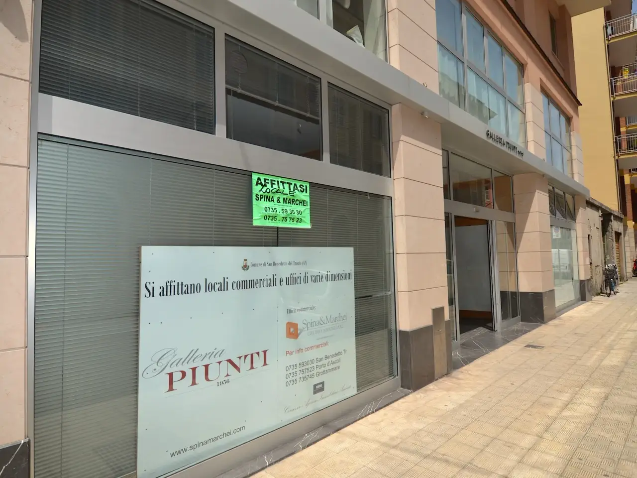 Negozio in Via XX Settembre - Via Crispi N°31 (Galleria Piunti), San Benedetto Del Tronto, {3} - Foto 2