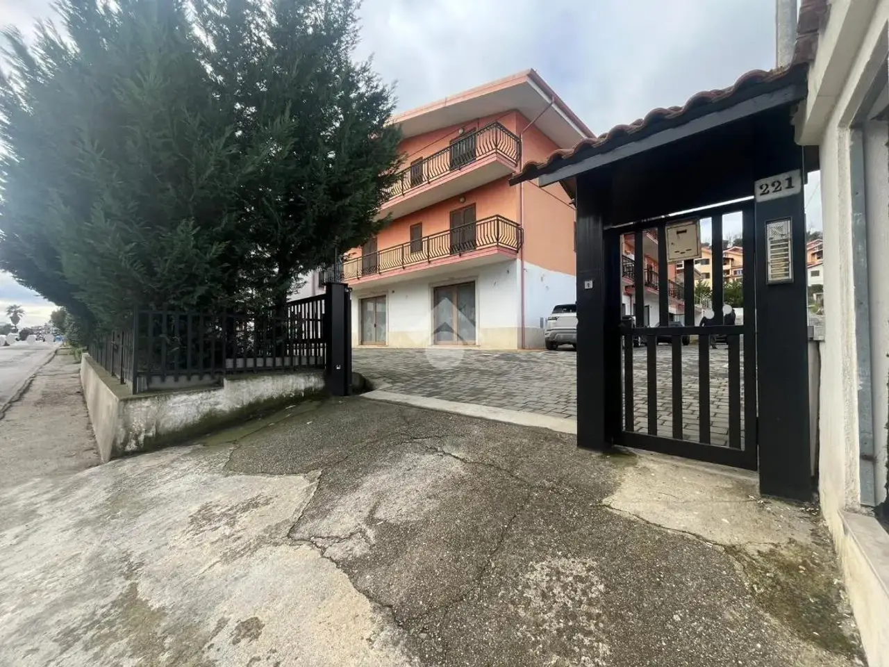Negozio in Via B. Croce 223, Montalto Uffugo, {3} - Foto 1