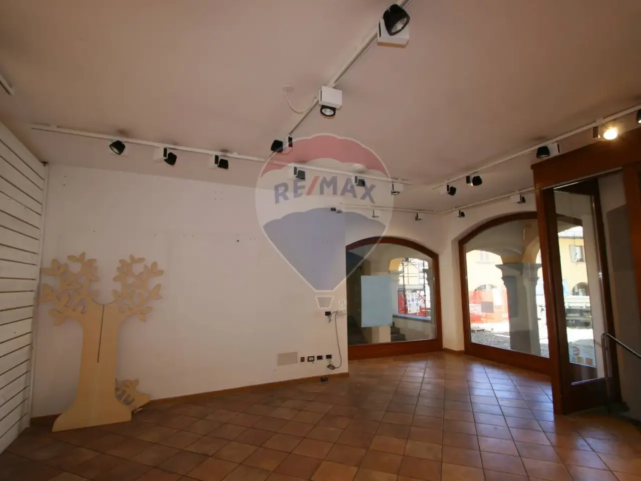 Negozio in Via De Bernardi Bonomo 17, Clusone, {3} - Foto 1