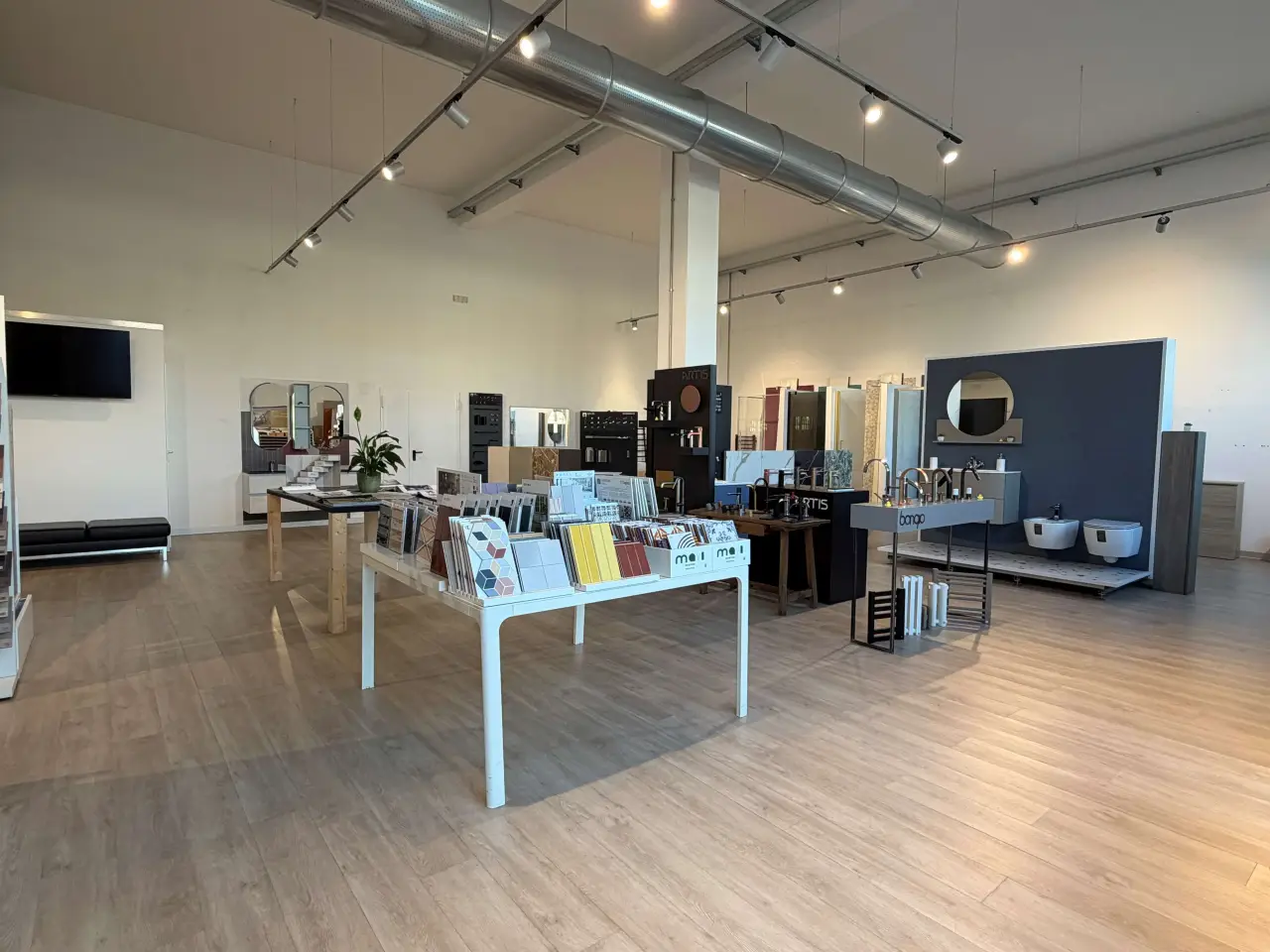Negozio in Via Achille Grandi 25, Ancona, {3} - Foto 1