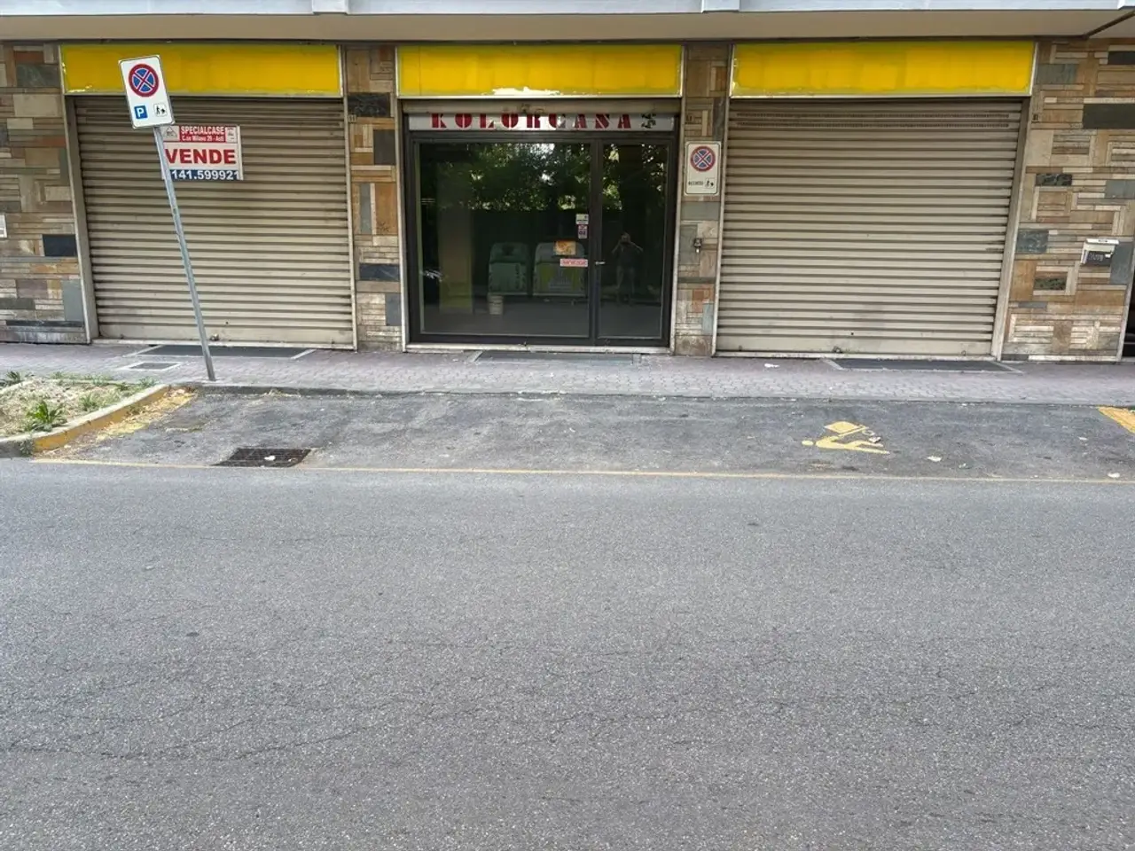 Negozio in Via Pietro Chiesa 53, Asti, {3} - Foto 1