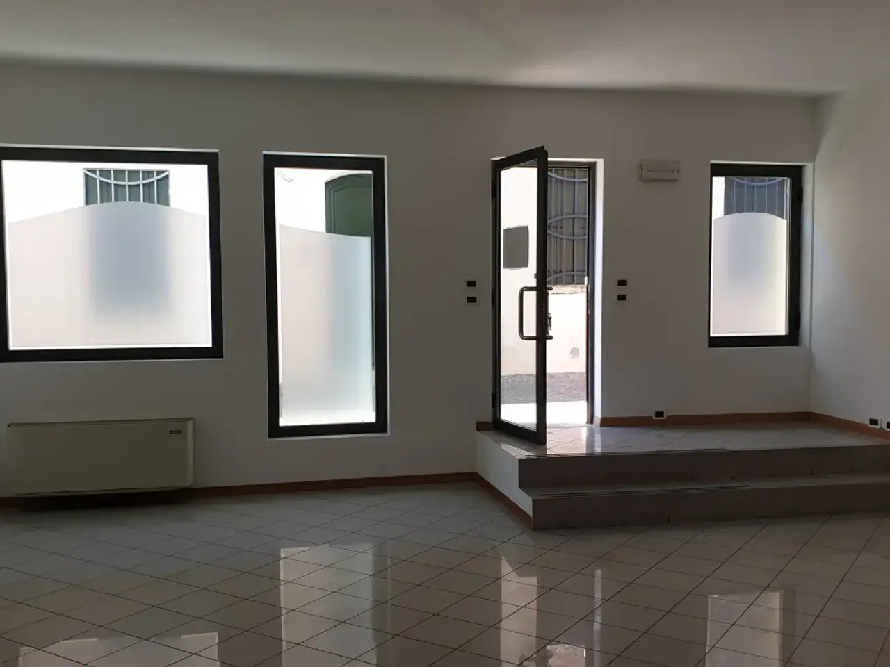 Negozio in Via Cavour N. 79, Este, {3} - Foto 1